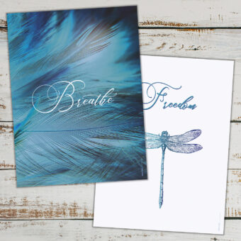 Affiche pour décorer une chambre ou un salon deux modèles au choix représentant soit des plumes bleues en gros plan et le texte breathe calligraphié en blanc soit une libellule bleue avec le texte freedom calligraphié en bleu au-dessus