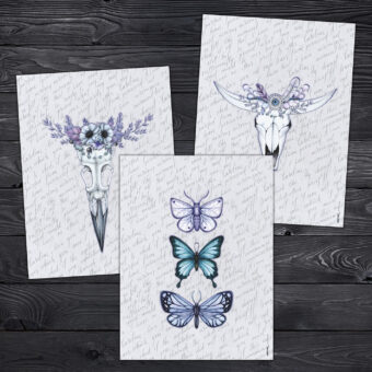 Affiche pour décorer une chambre ou un salon trois modèles au choix représentant soit trois papillons soit un crâne d'oiseau avec une couronne de fleurs et de perles soit un crâne de buffle avec une couronne de plumes et de fleurs le tout sur un fond gris clair avec des écritures calligraphiées