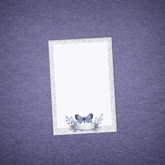 Bloc-notes représentant une banderole grise surmontée d'un papillon et de feuillages violets avec un contour de textes calligraphiés gris