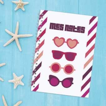 Carnet de notes à spirales blanches représentant quatre paires de lunettes de soleil roses de formes différentes avec un contour de rayures dans un camaïeu allant du rose saumon au violet