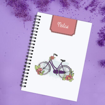 Carnet de notes à spirales noires représetant une bicyclette violette et des fleurs rose corail