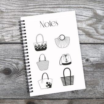 Carnet de notes à spirales noires représentant 6 sacs de plage noirs et blancs