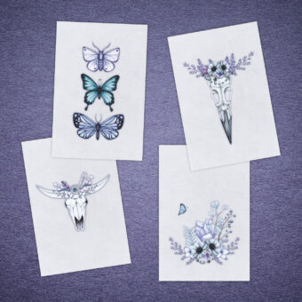 Deux lots de deux cartes postales représentant des papillons, des crânes d'animaux et des fleurs boho dans les tons bleu et violet le tout sur un fond gris clair avec des écritures calligraphiées
