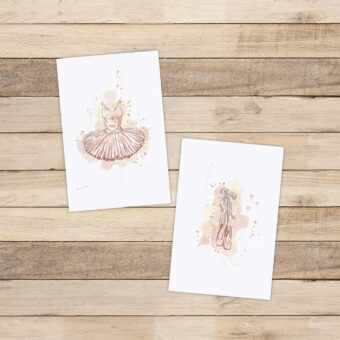 Lot de deux cartes postales représentant un tutu et une paire de pointes de danse classique aux dégradés de couleur rose pastel