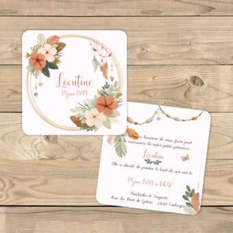 Faire-part de naissance ou baptême carré avec une délicate couronne ornée de fleurs aux couleurs pastel et bohèmes.