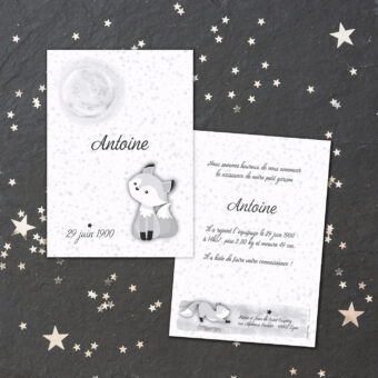 Faire-part de naissance ou baptême avec un mignon petit renard gris regardant la lune sur fond étoilé