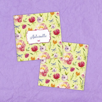 Faire-part de naissance ou baptême carré coloré aux motifs frais et printaniers de fleurs et de libellules.