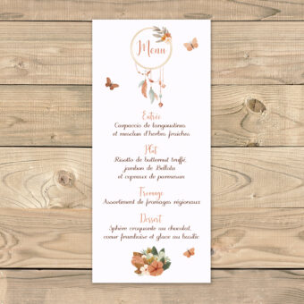 Menu de naissance ou baptême carré avec une délicate couronne ornée de fleurs aux couleurs pastel et bohèmes