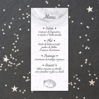 Menu de naissance ou baptême avec un mignon petit renard gris sur fond étoilé