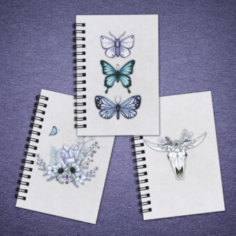 Petits carnets de notes à spirales "Purple dream" aux motifs boho et romantique : fleurs, papillons, tête de buffle, dans des couleurs pastel.