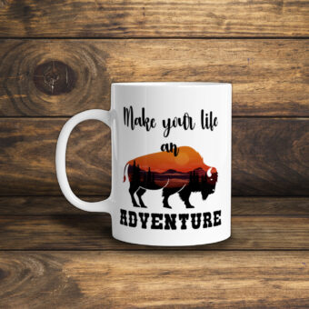 Mug en céramique décoré d'un superbe bison des plaines de l'ouest sauvage et du texte : make your life an adventure.