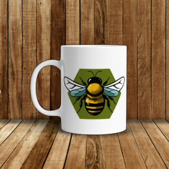 Mug en céramique décoré d'une abeille sur un fond hexagonal vert. Un accessoire incontournable pour déguster votre boisson préférée et éviter les coups de bourdon ! 