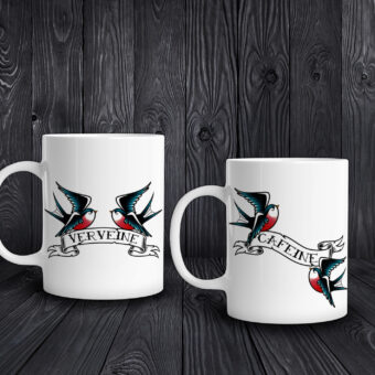 Mugs en céramique représentant 2 hirondelles à la façon des tatouages old school autour d'un ruban avec un texte.