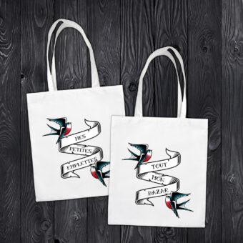 Tote bag en coton biologique imprimé, représentant 2 hirondelles à la façon des tatouages old school autour d'un ruban où il est écrit soit "mes petites emplettes", soit "tout mon bazar".